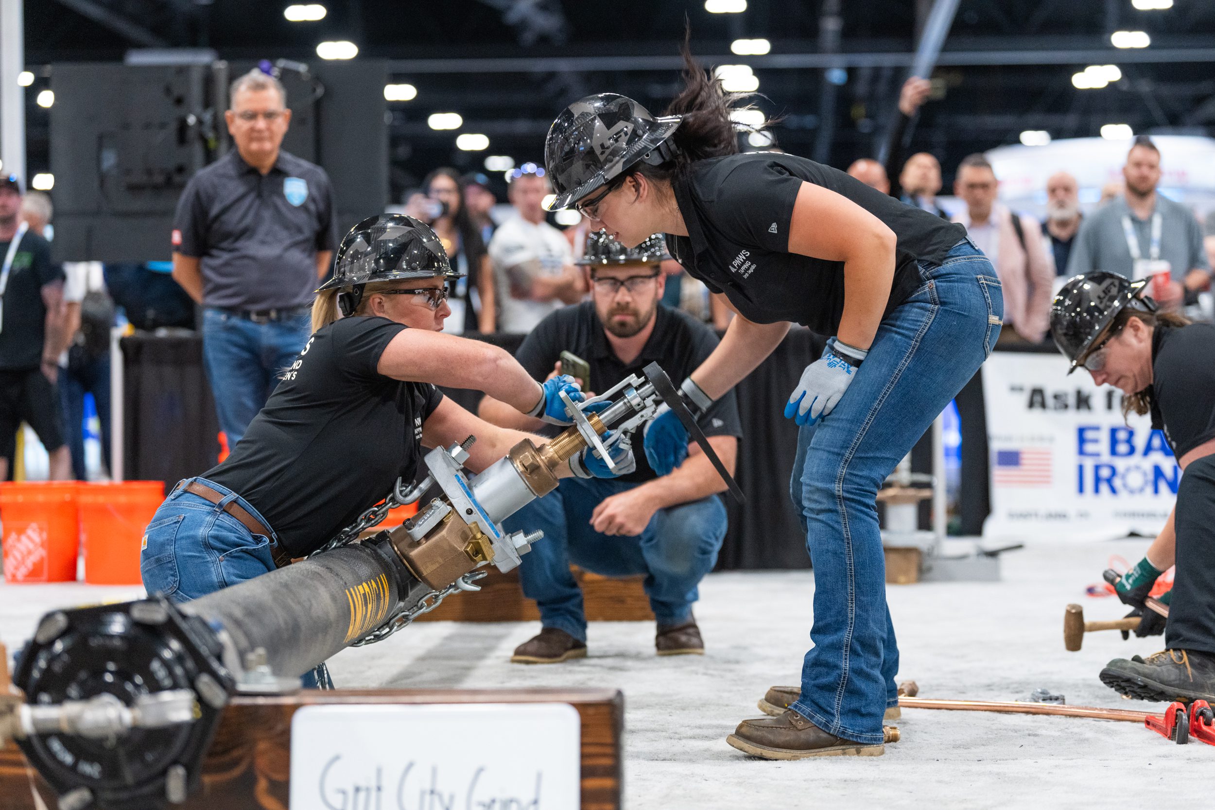 ace25-pipe-tapping-women